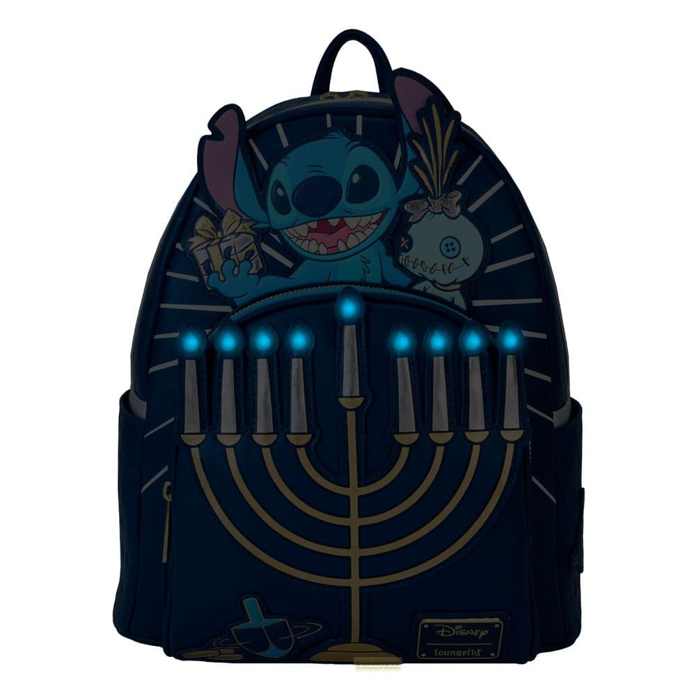 Mochila azul con Stitch sosteniendo regalos y una menorá con luces azules.