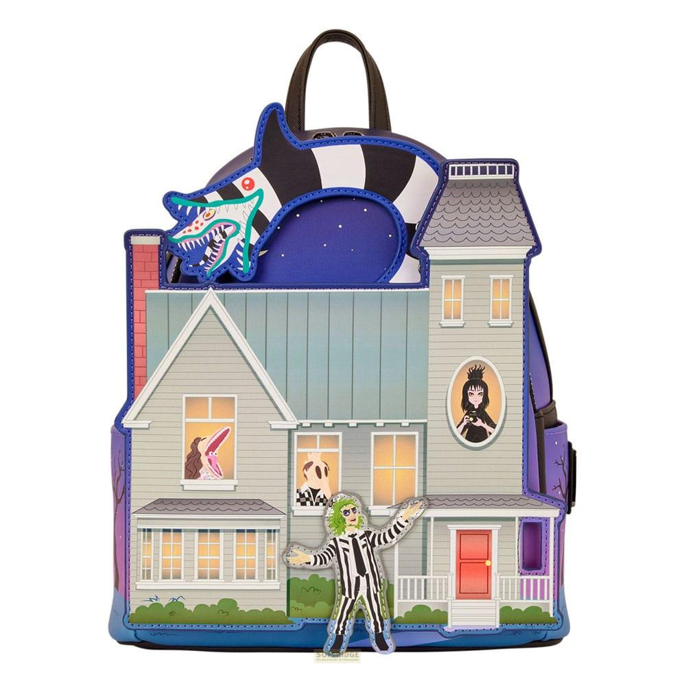 Una mochila con forma de casa con Beetlejuice y el gusano de arena.