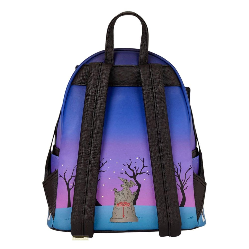 Una mochila con un degradado morado/azul, que representa una escena con árboles y una figura.