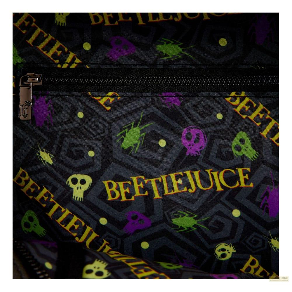 Patrón negro, morado y verde con calaveras, insectos y la palabra 'Beetlejuice'.