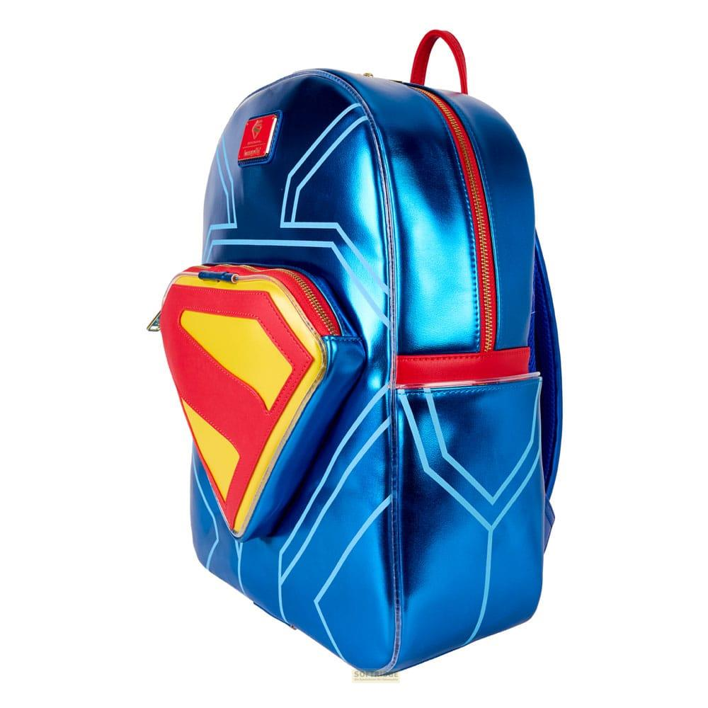 Una mochila azul con el logo de Superman, detalles rojos y líneas plateadas.