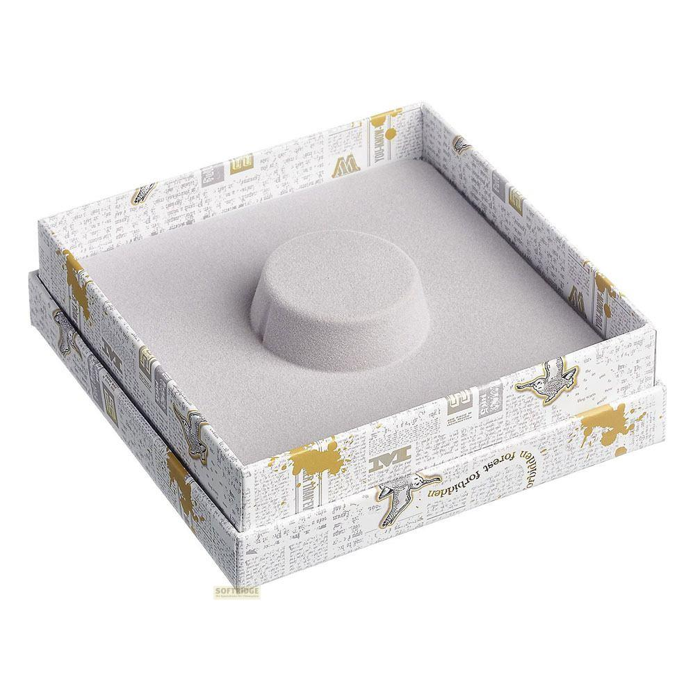 Caja de joyería gris con estampado de periódico, acentos dorados y un soporte.