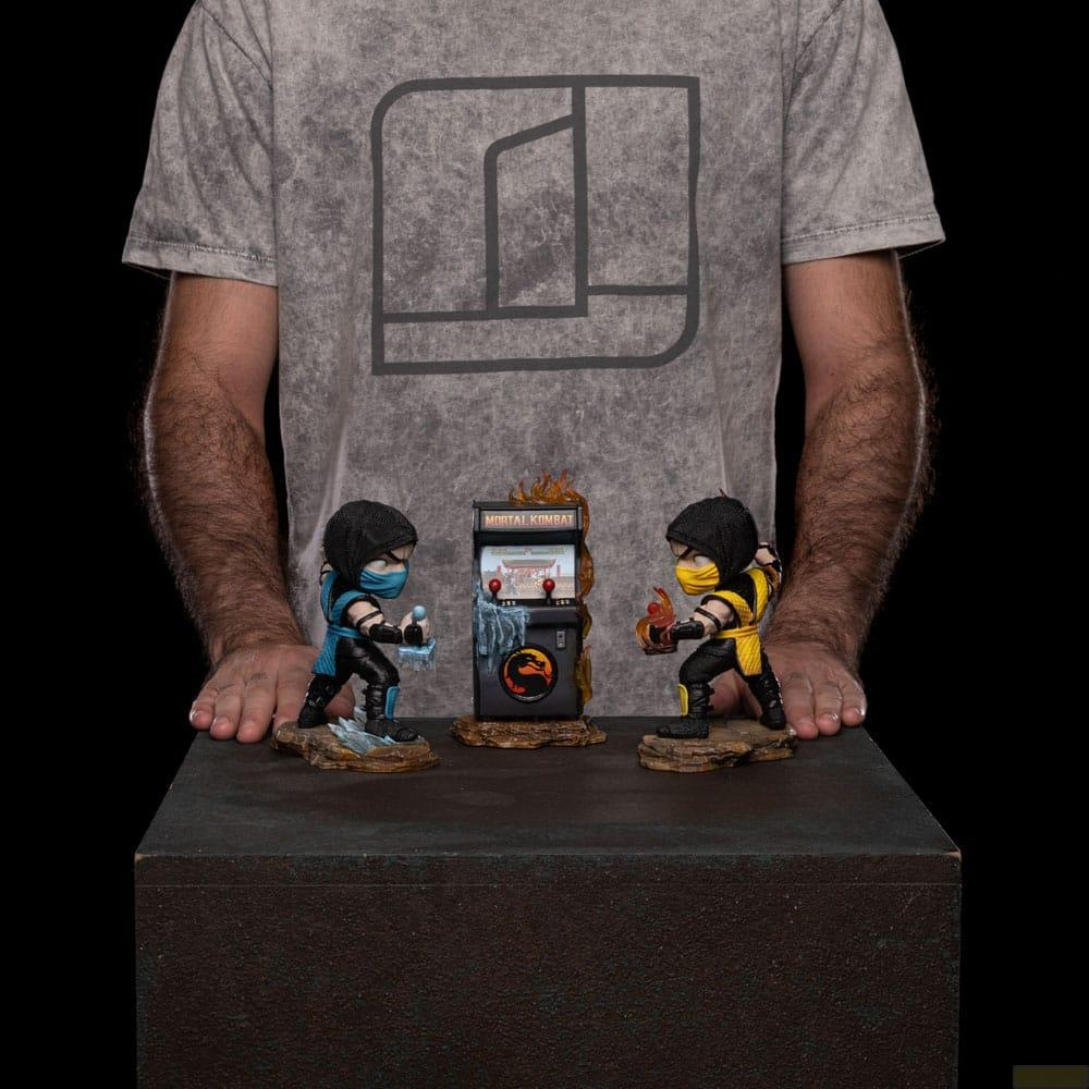 Figuras de Mortal Kombat: Sub-Zero con hielo, Scorpion con fuego y una máquina arcade.