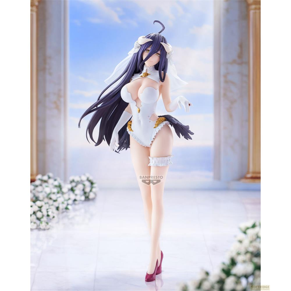 Eine Anime-Figur in weißem Outfit mit Schleier und Hörnern, steht vor Säulen.
