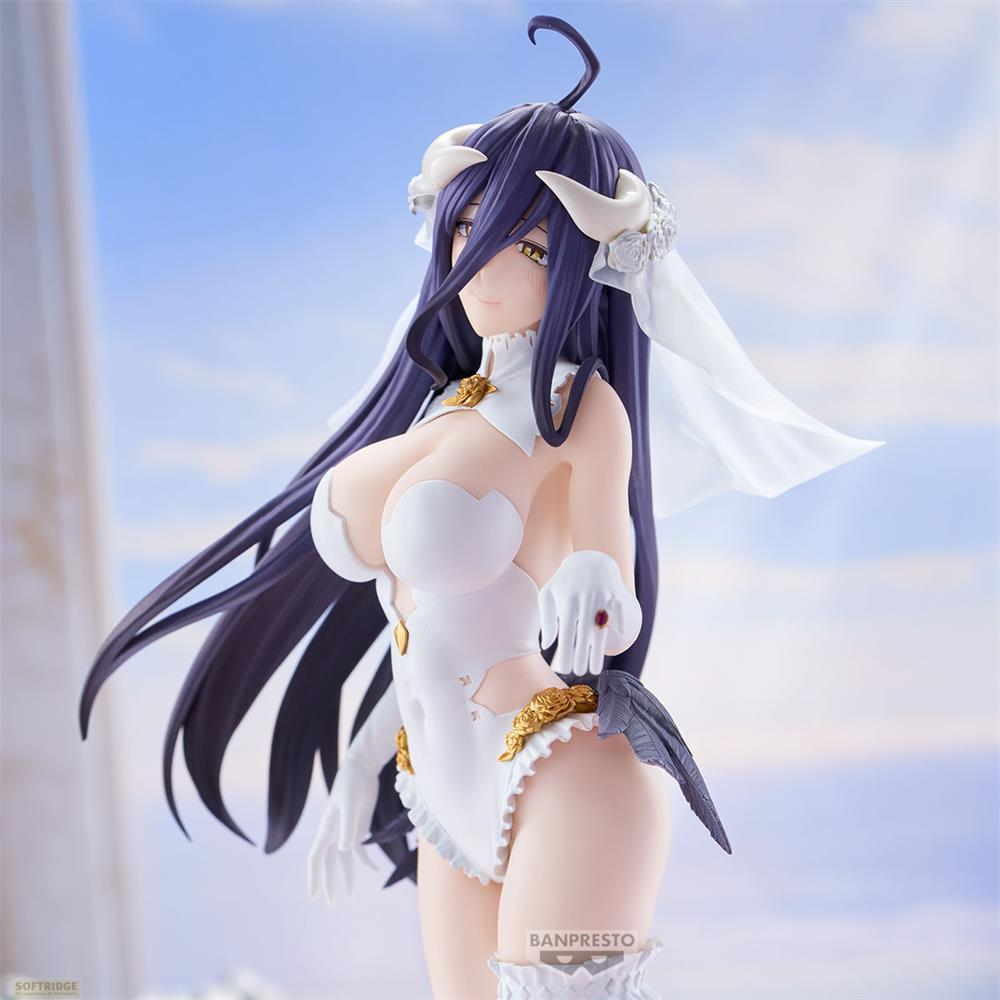 Eine Anime-Figur in weißem Brautoutfit mit dunklen Haaren und Hörnern.