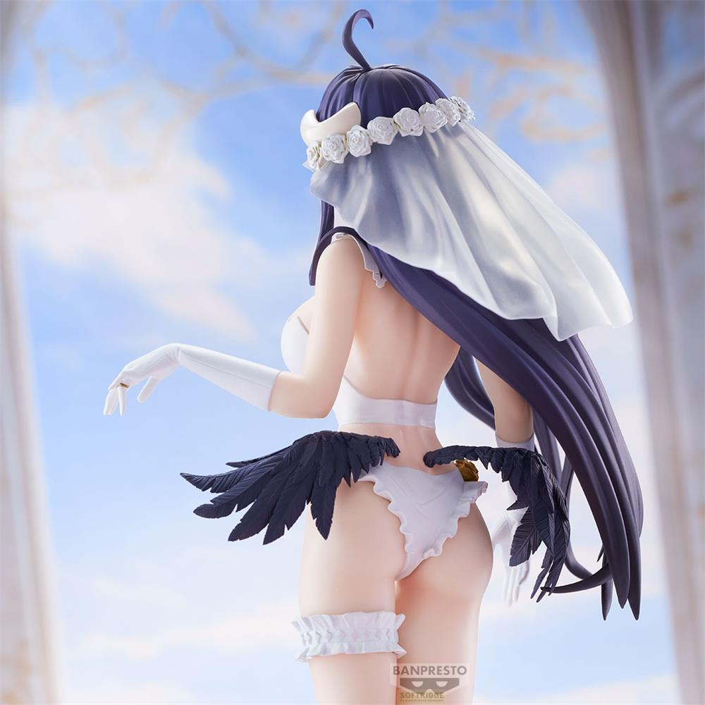 Figur einer Frau mit lila Haar, Brautkleid, weißen Handschuhen und schwarzen Flügeln.