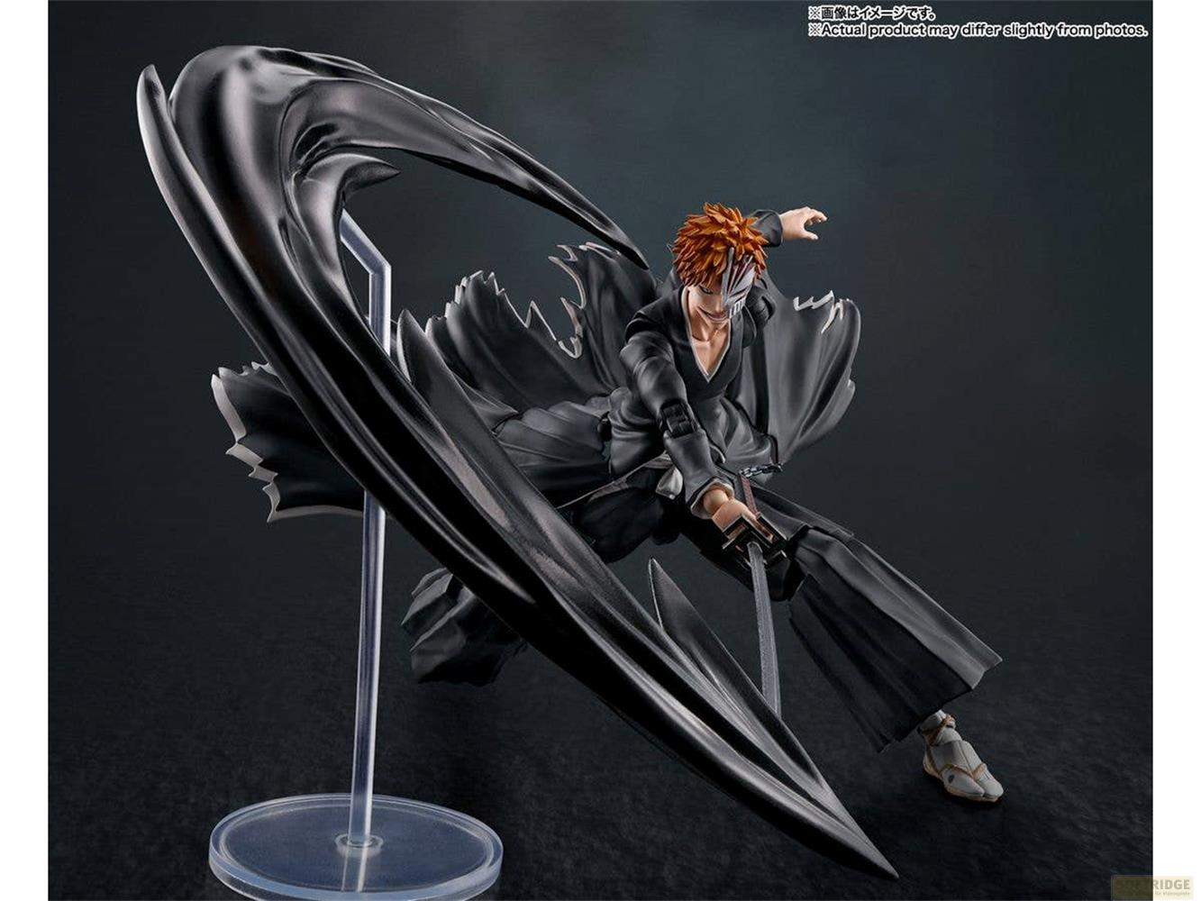 Figura con capelli arancioni, maschera, mantello nero, impugna una spada.