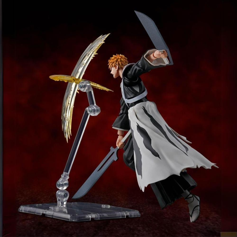 Figura anime con capelli arancioni in abiti bianchi e neri tiene due spade.