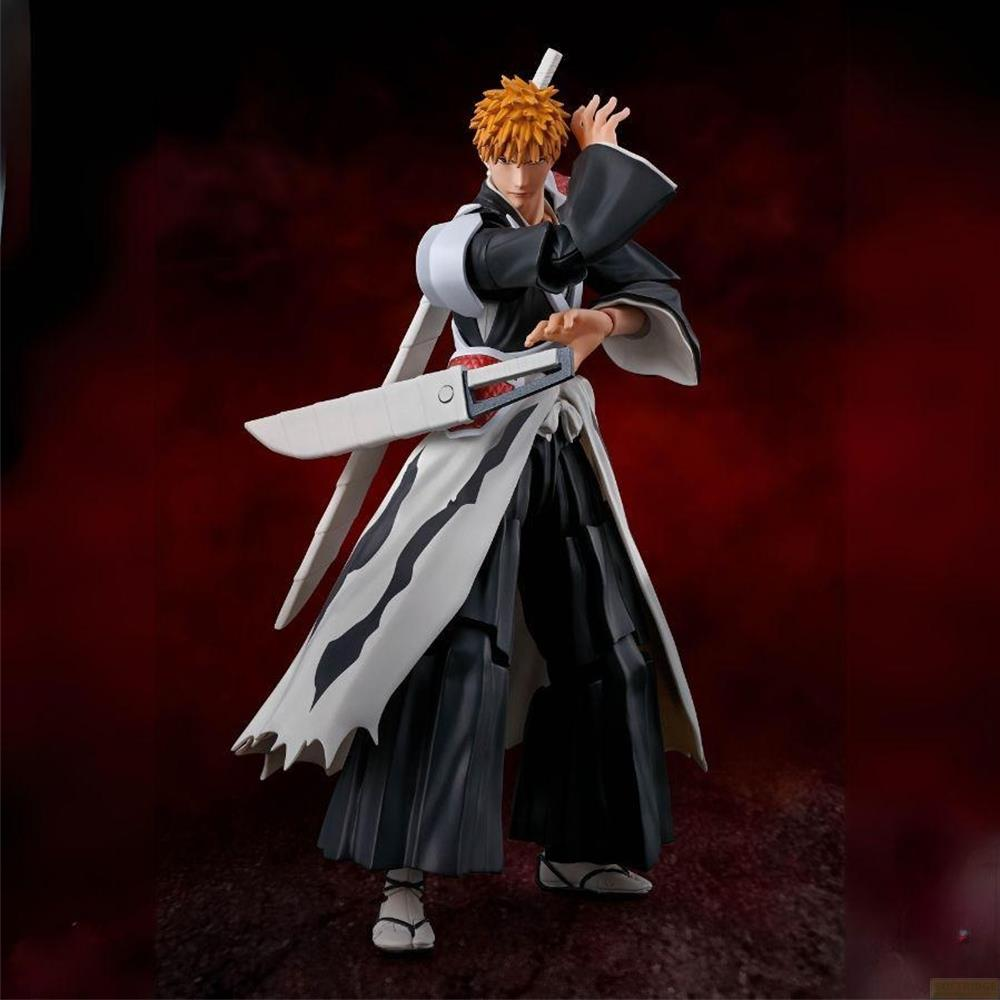 Figura anime con capelli arancioni, veste in bianco e nero, tiene una spada.