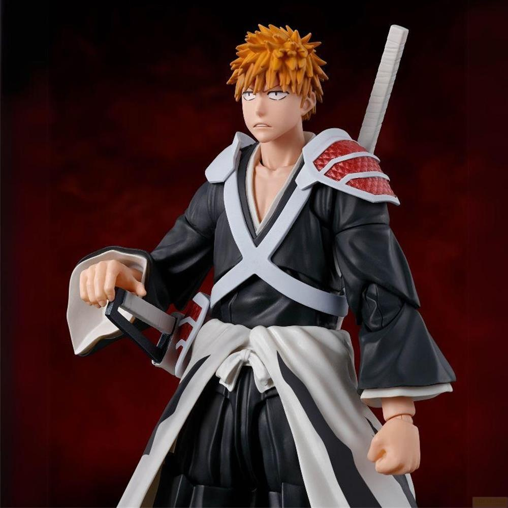 Un action figure con capelli arancioni tiene una spada, indossa una veste nera con accenti bianchi.