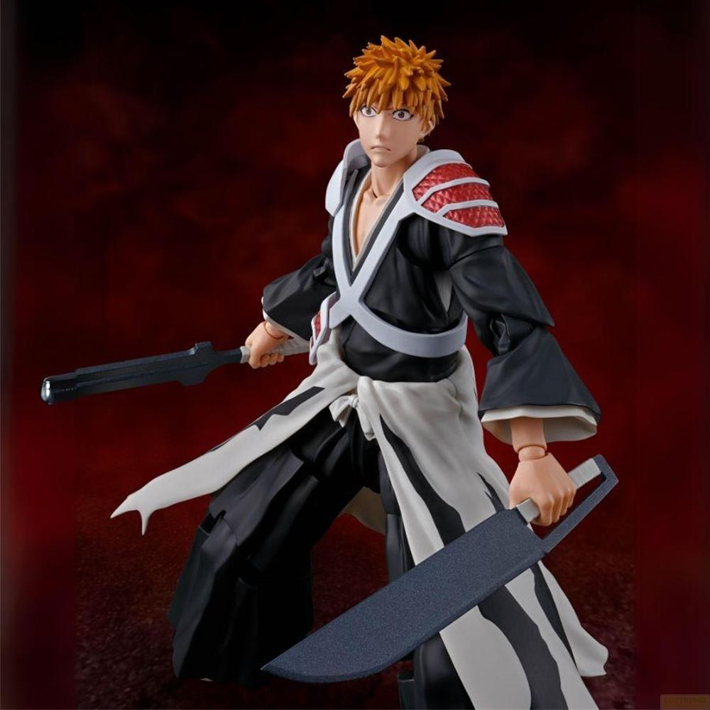 Action figure con capelli arancioni, veste nera con fasce bianche e due spade.