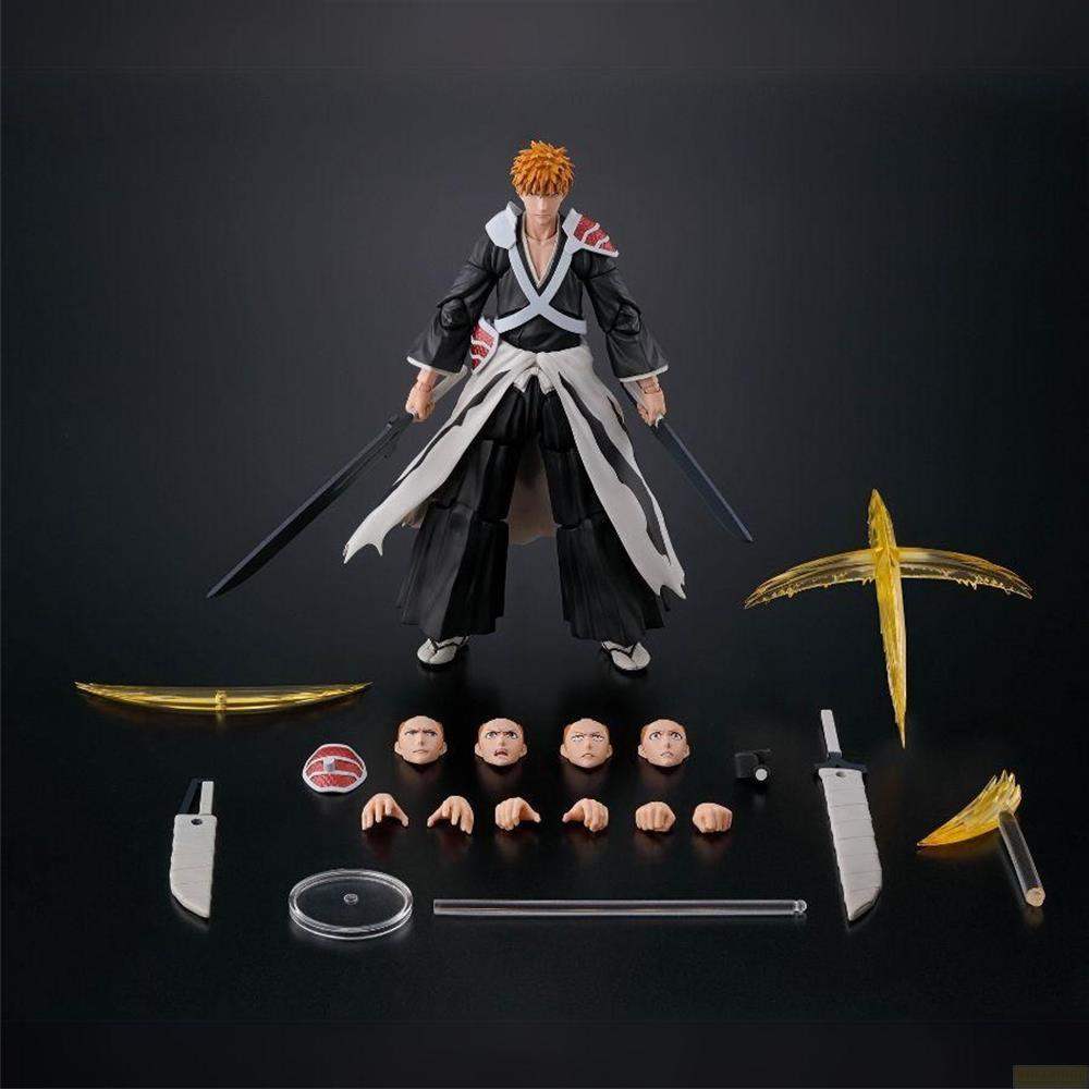 Action figure con spade, volti e accessori su sfondo nero.