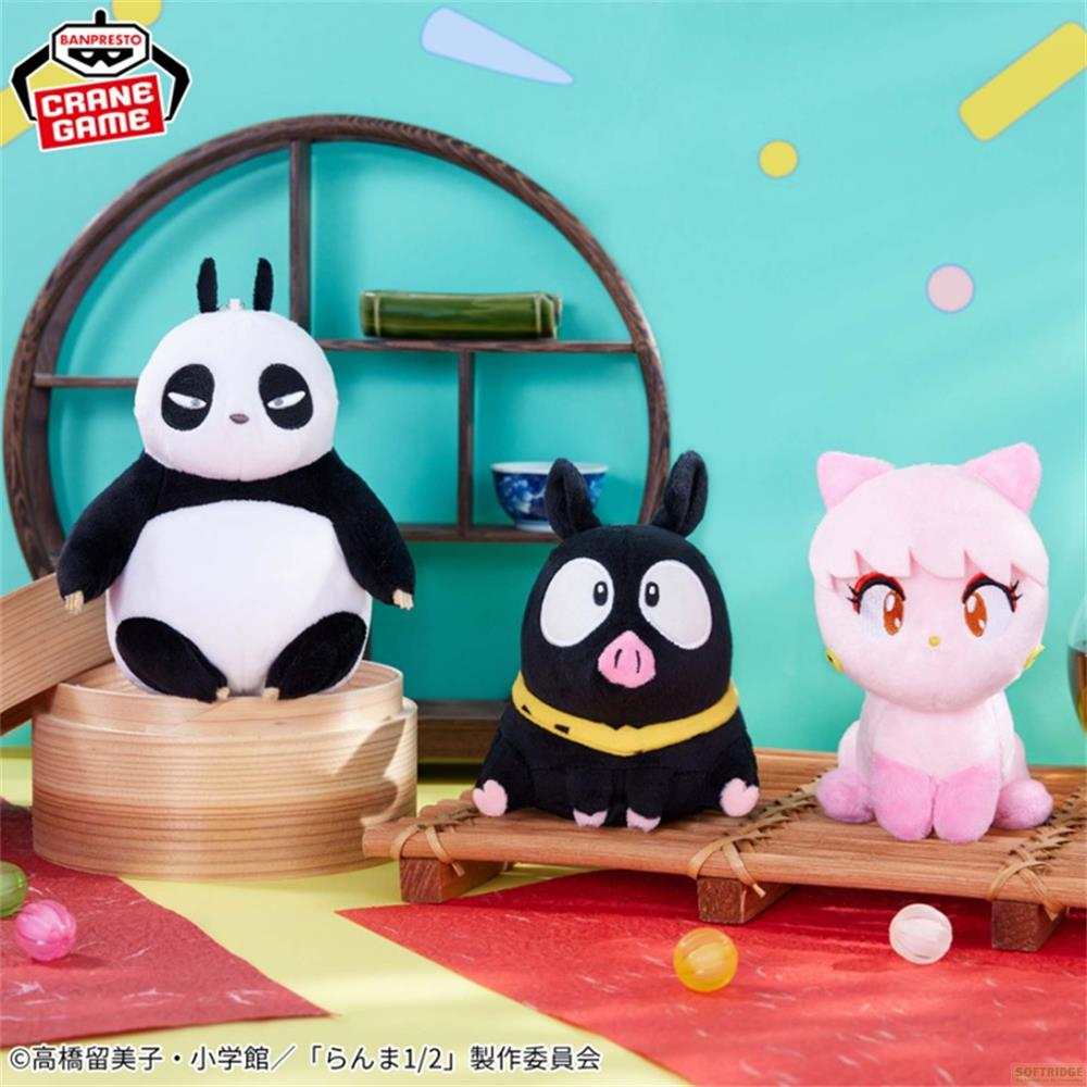 Drei Plüschtiere: Panda, schwarzes Tier und rosa Katze auf Holzpodesten.