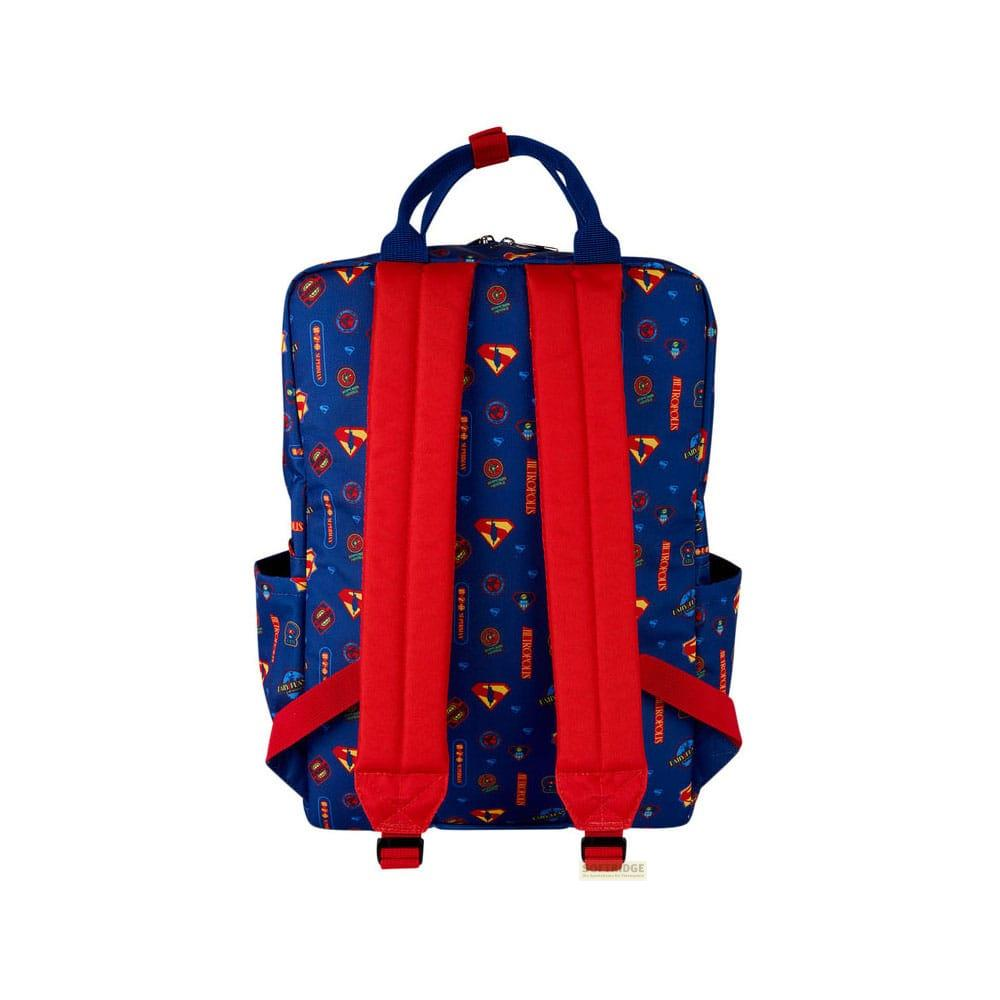 Una mochila azul con motivos de Superman y correas rojas.