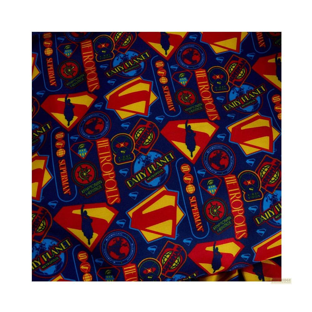 Tela azul con logos de Superman, Daily Planet y texto de Metropolis repetidos.