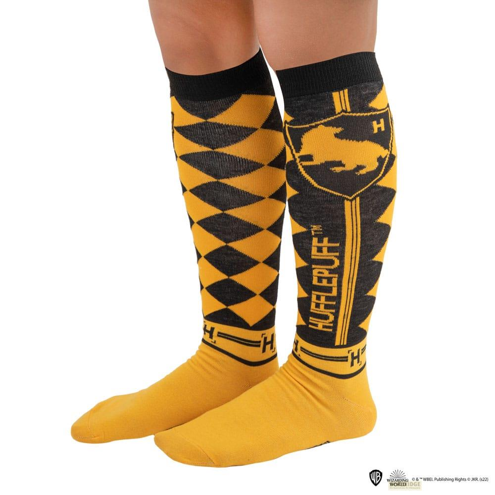 Calcetines altos amarillos y negros con logo de Hufflepuff y patrón de diamantes.