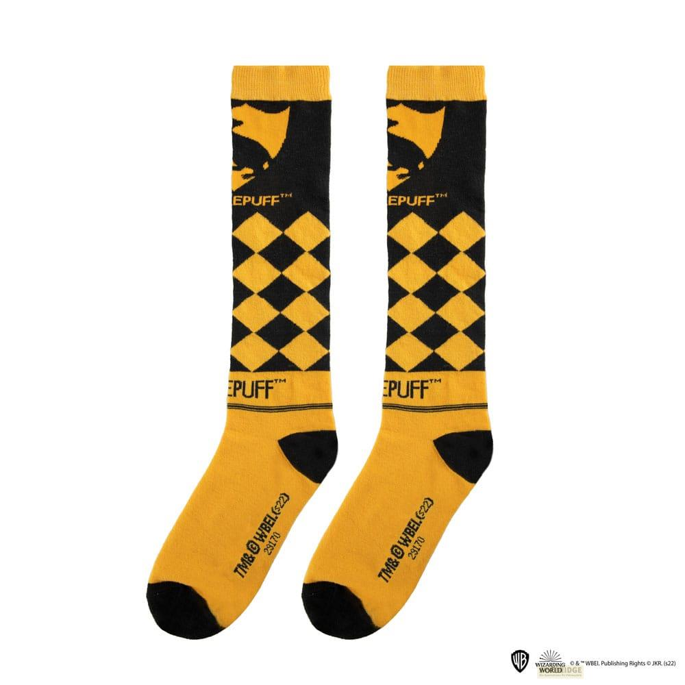 Dos calcetines amarillos y negros con estampado "PUFF" y rombos.