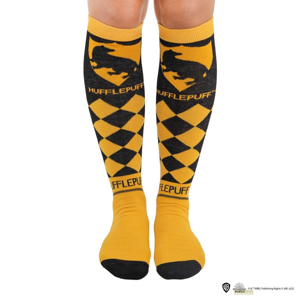 Calcetines hasta la rodilla con escudo Hufflepuff y patrón de diamantes en amarillo y negro.