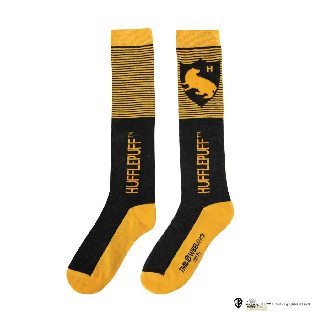 Dos calcetines negros y amarillos de Hufflepuff. Uno tiene un escudo de tejón. Ambos dicen HUFFLEPUFF.
