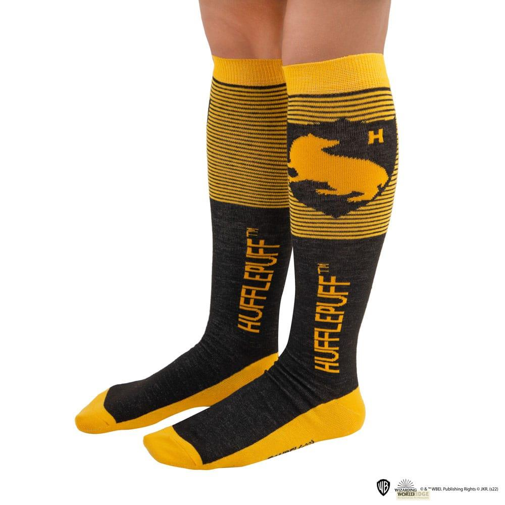 Calcetines negros hasta la rodilla con rayas amarillas, logo y texto Hufflepuff.