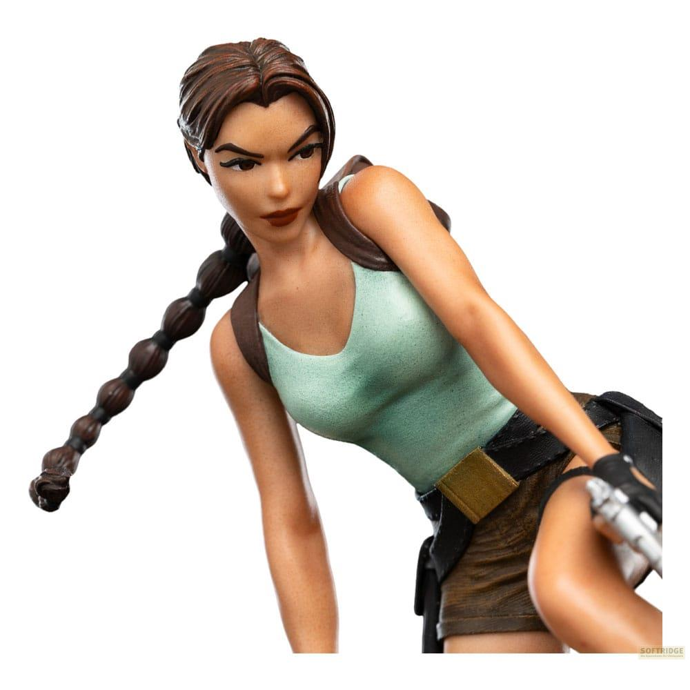 Eine Lara Croft Figur in mintgrünem Top, braunen Shorts und mit Pistolen.
