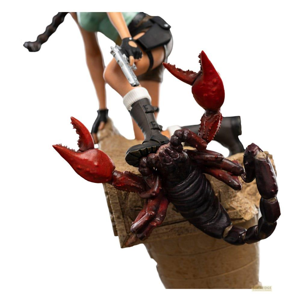 Eine Figur von Lara Croft steht auf einem Skorpion vor einem weißen Hintergrund.