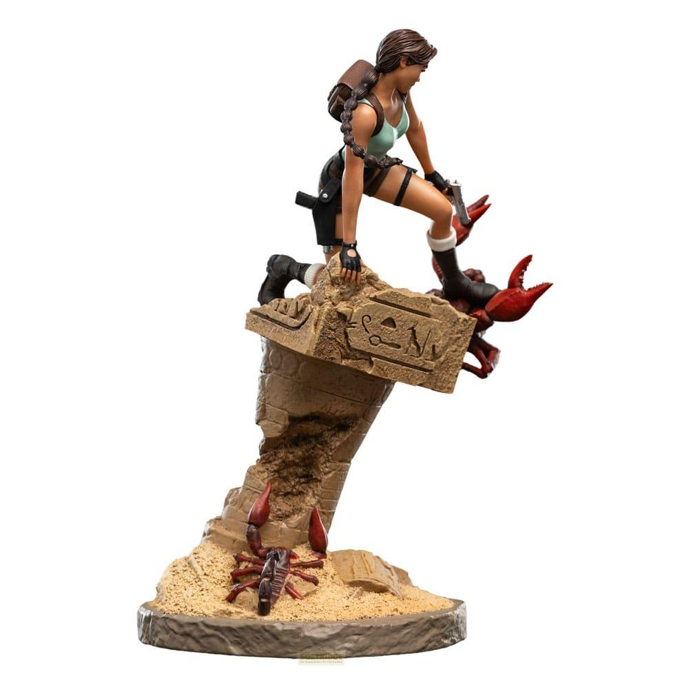 Lara Croft auf Ruinen mit Skorpionen und Krebsen.