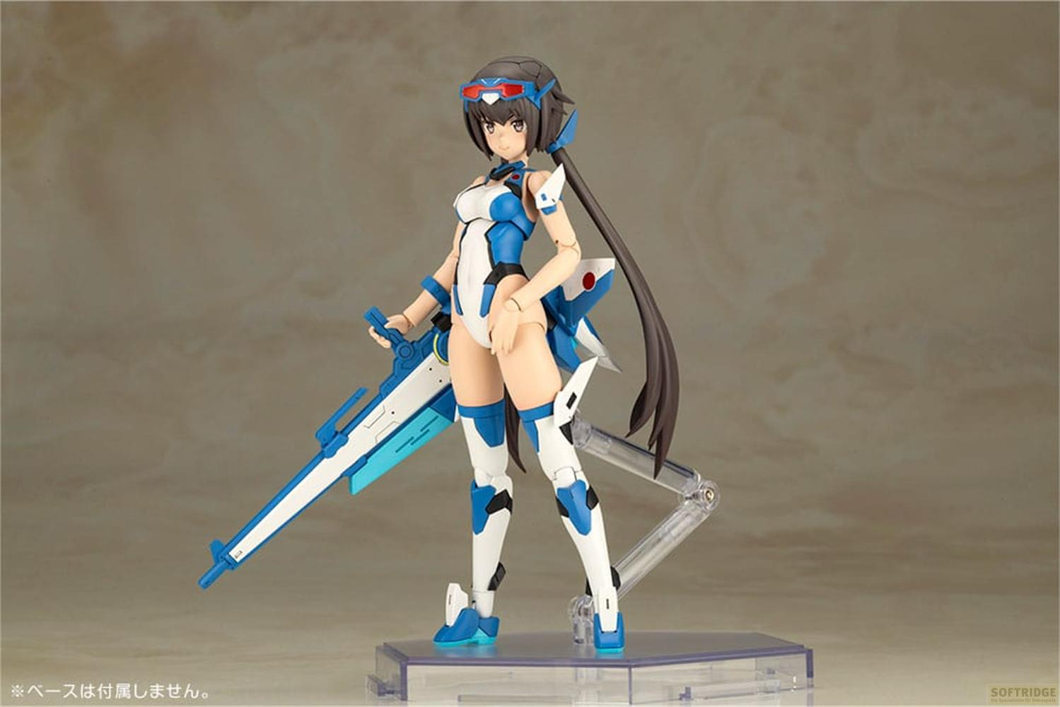 Une figurine en tenue bleue et blanche tient une arme, debout sur un présentoir.
