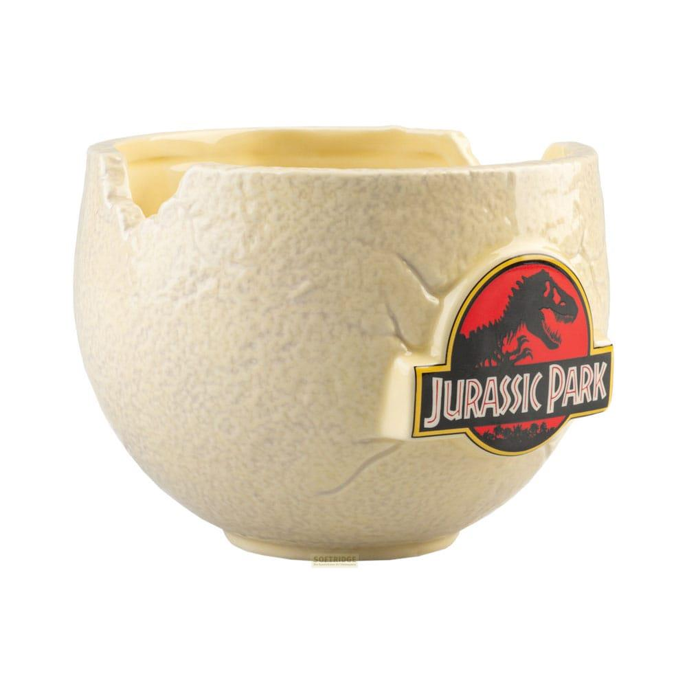 Una taza de Jurassic Park color crema con forma de huevo de dinosaurio roto y el logo.