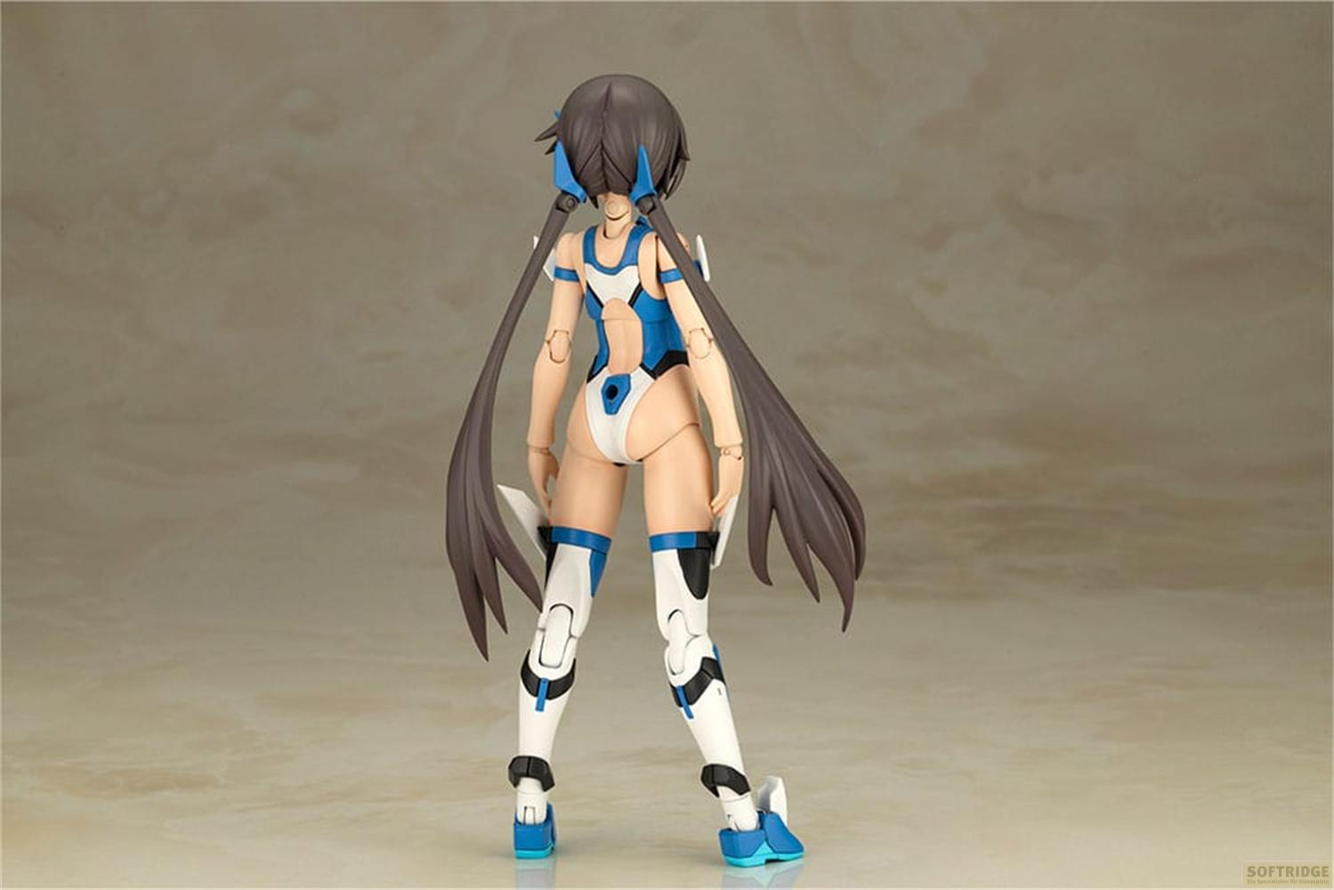 Une figurine avec des cheveux bruns, portant un maillot de bain bleu et blanc.