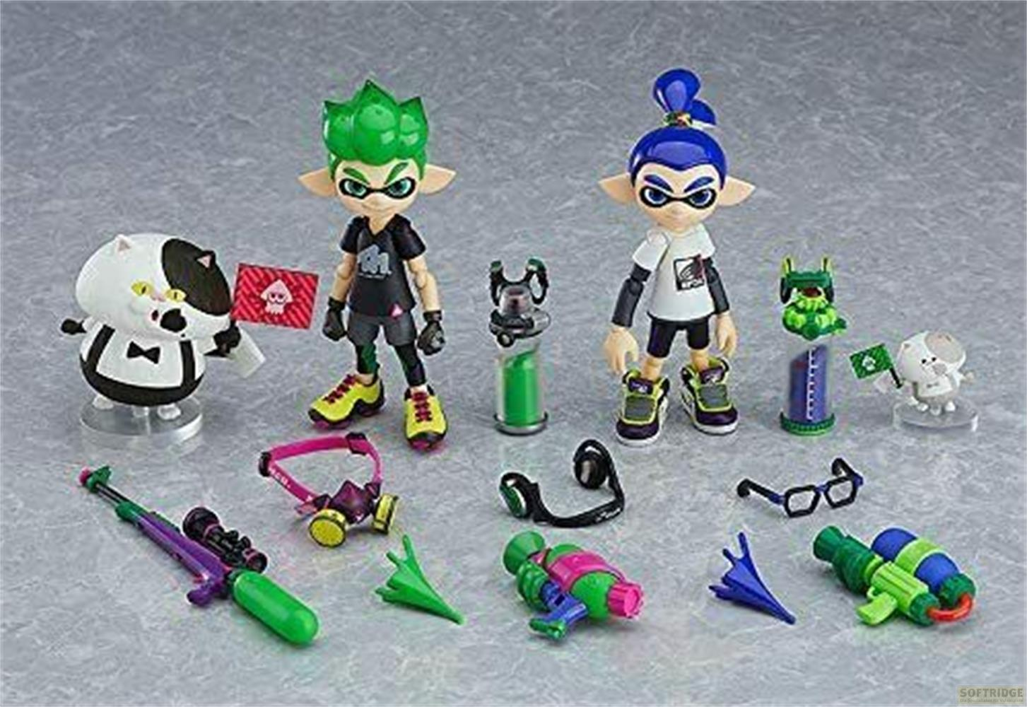 Figure e accessori: Due action figure, un gatto, armi e accessori.