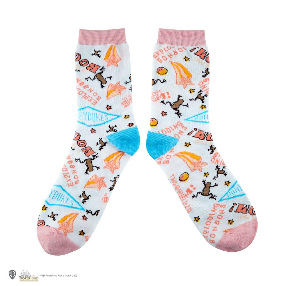 Calcetines blancos con estampado juguetón de bonbones explosivos, personajes y estrellas. Puños y talones rosas.