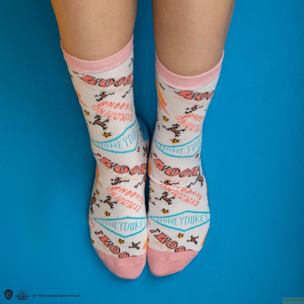 Calcetines blancos con puños rosas, estampados con 'Caramelos Explosivos' y 'Honeydew'.
