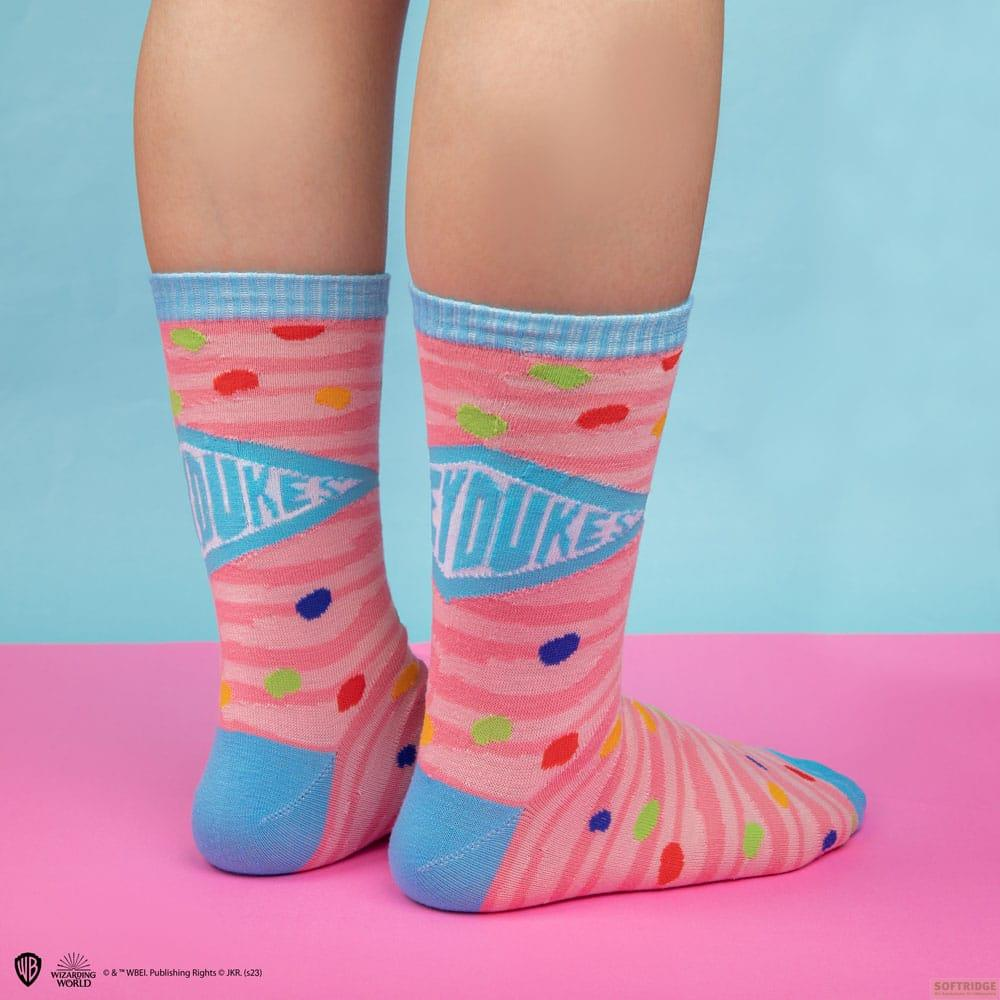 Calcetines rosas con rayas, lunares y la palabra "YOUKE".
