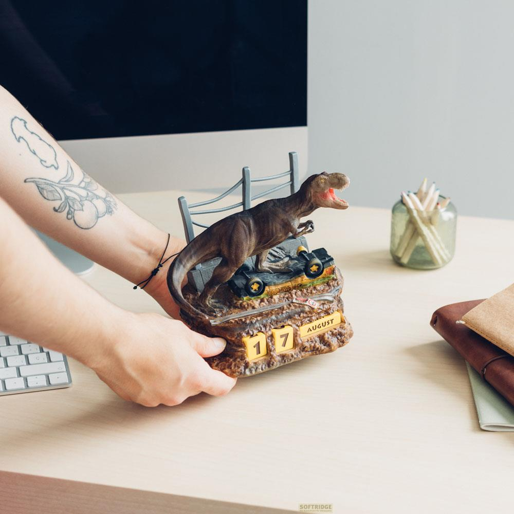 Un modelo de T-Rex sobre un calendario que muestra el 17 de agosto.