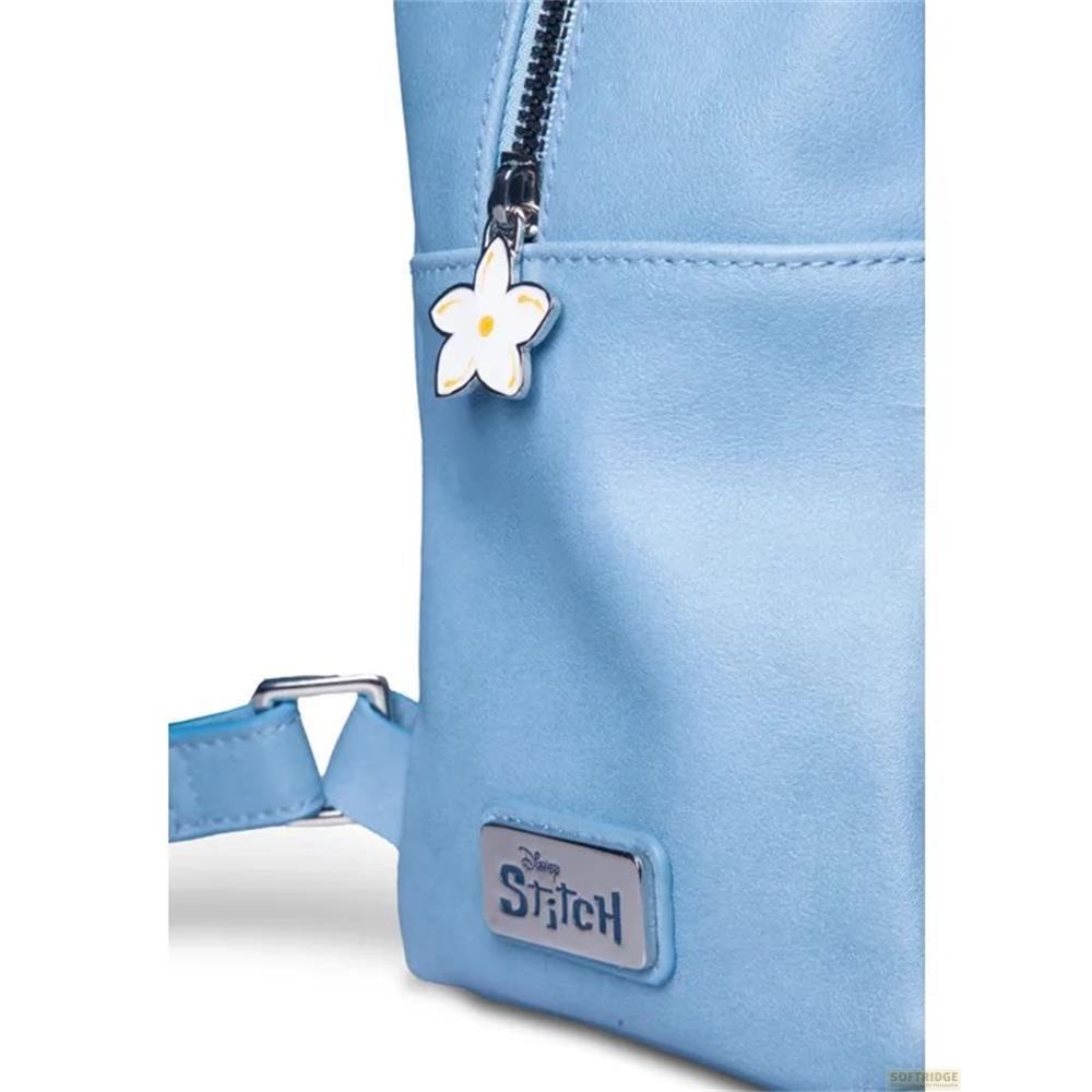 Hellblaue Tasche mit Stitch-Logo und Blumen-Anhänger.