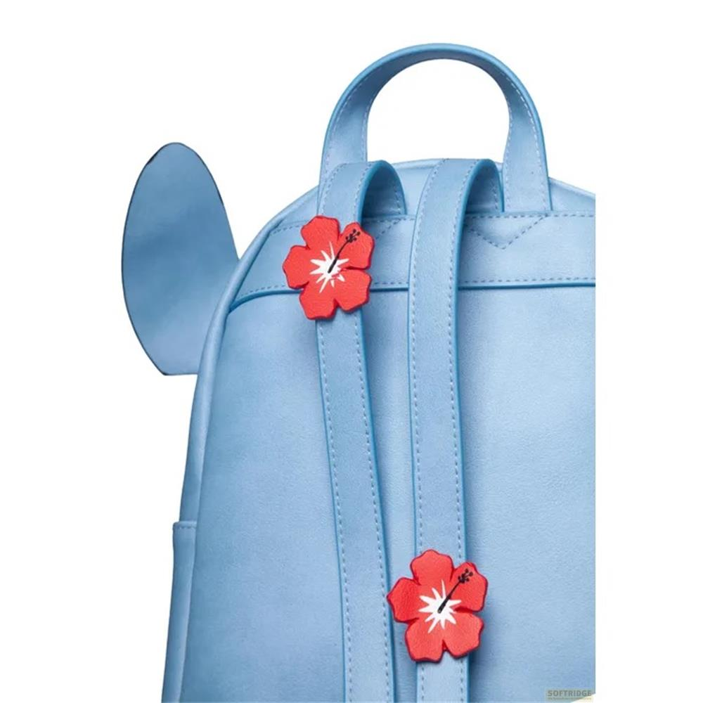 Blauer Rucksack mit Stitch-Ohren und zwei roten Hibiskusblüten-Anhängern.