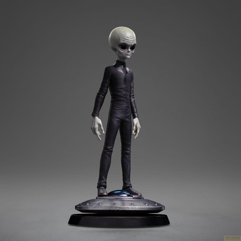 Alieno grigio in abito nero su disco volante.