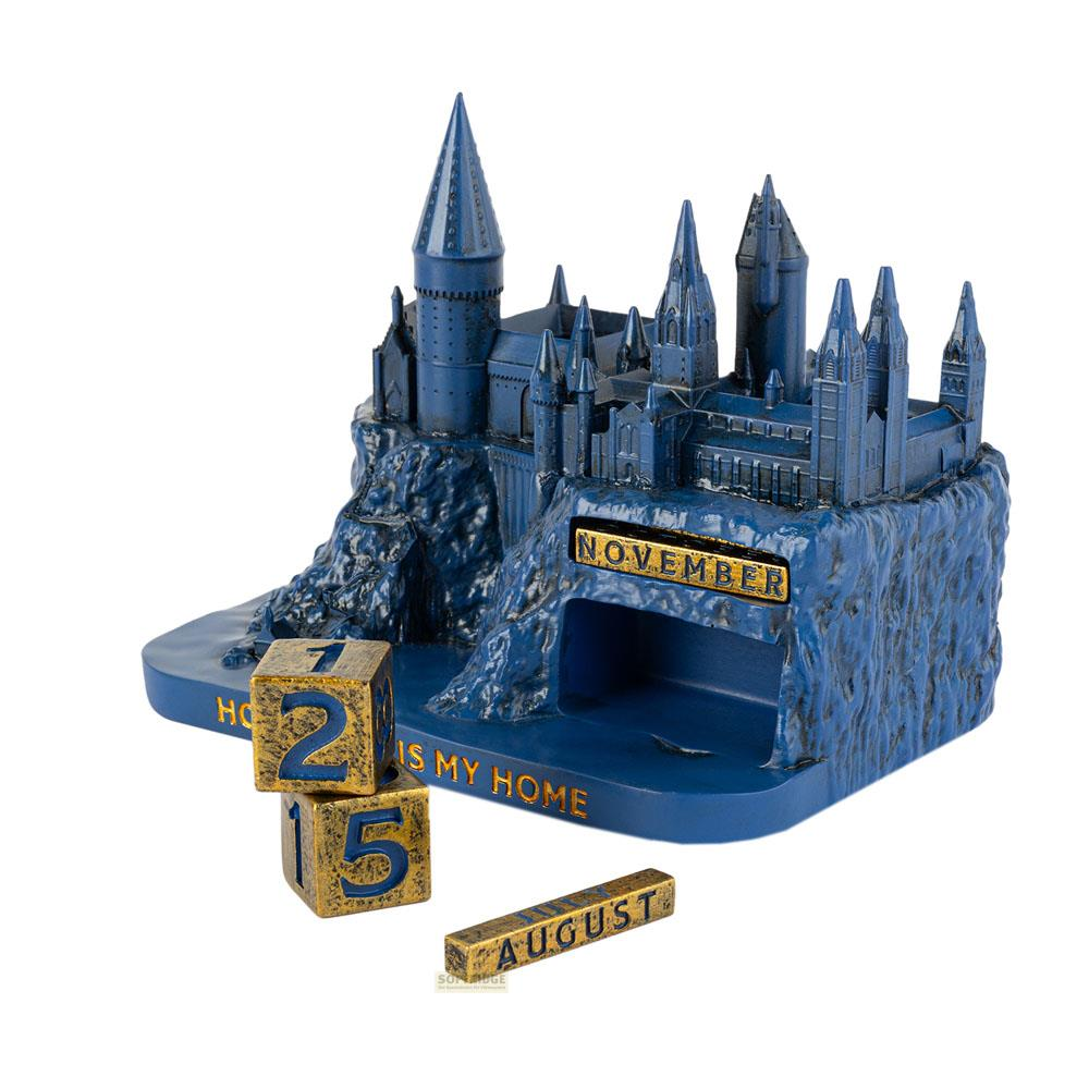 Un castillo azul con calendario "NOVIEMBRE" y bloques de fecha 7, 2, 5 y "AGOSTO".
