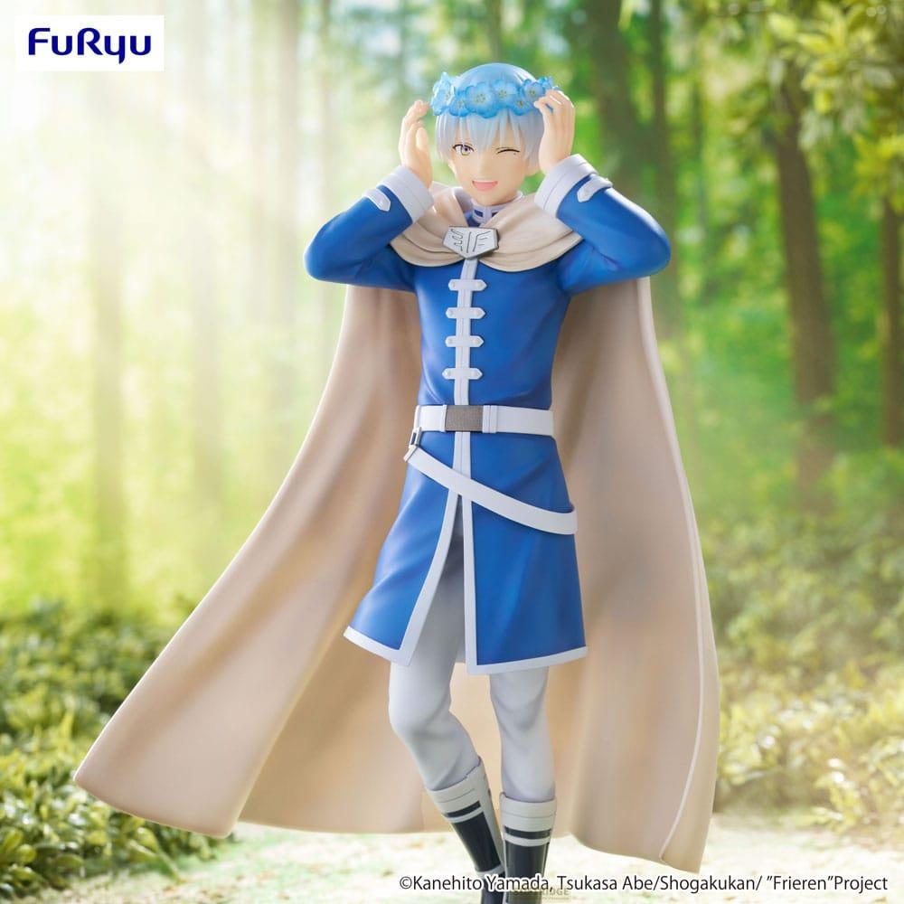 Figurine en robe bleue et cape, portant une couronne de fleurs, souriant un œil fermé.