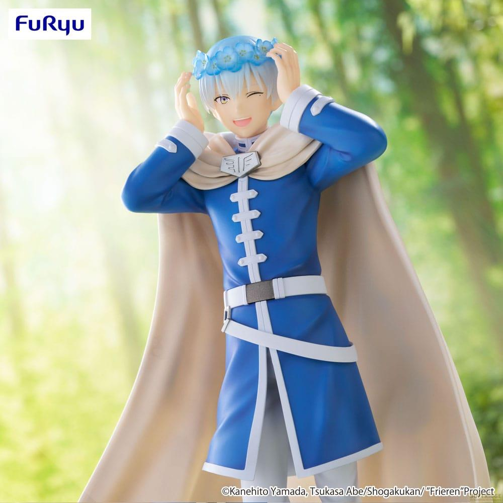 Un garçon avec des fleurs bleues dans les cheveux, portant des vêtements bleus et une cape.