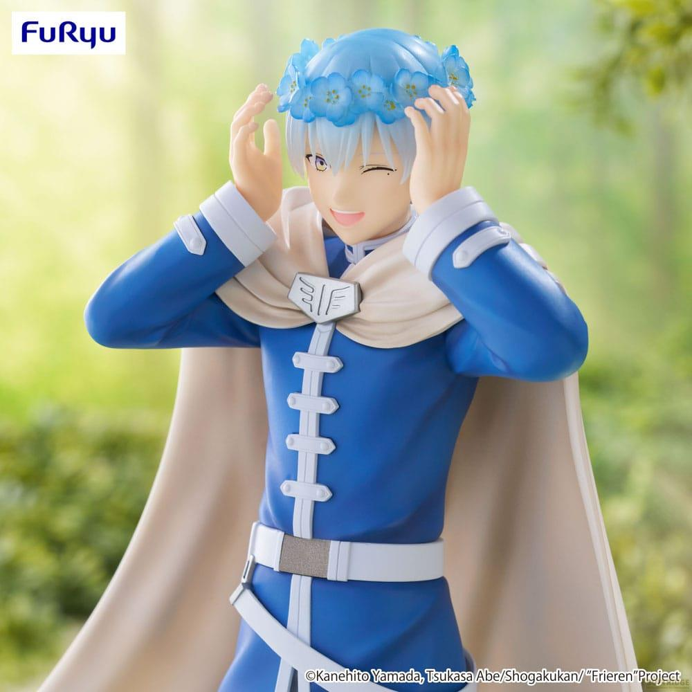 Figurine d'anime en tenue bleue avec couronne de fleurs et cape.