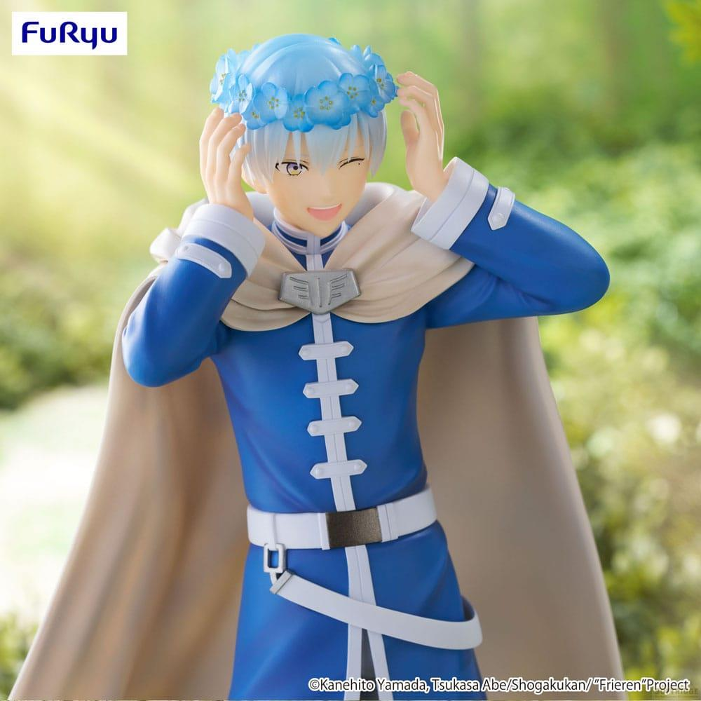 Figurine d'anime d'un jeune homme portant une couronne de fleurs bleues.