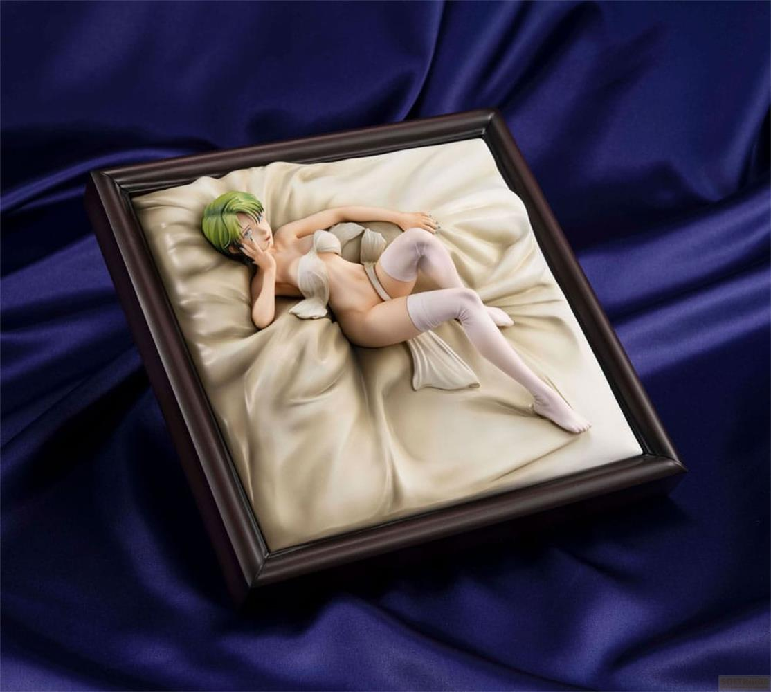 Eine Figur liegt auf einem Bett mit weißen Laken, umgeben von dunkelblauem Stoff.