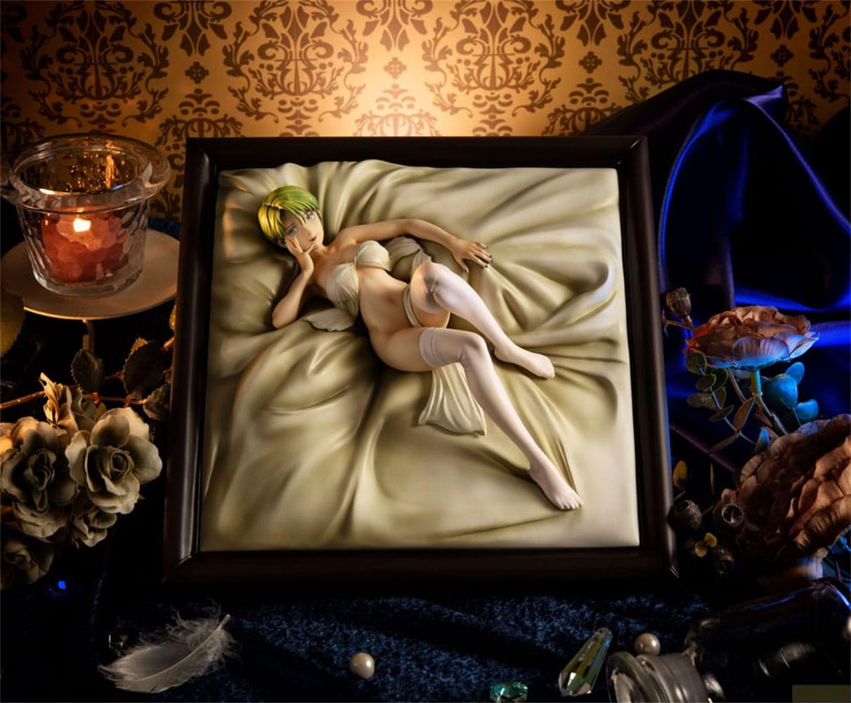 Eine Figur mit kurzen grünen Haaren liegt auf einem Bett. Kerzenlicht beleuchtet die Szene.