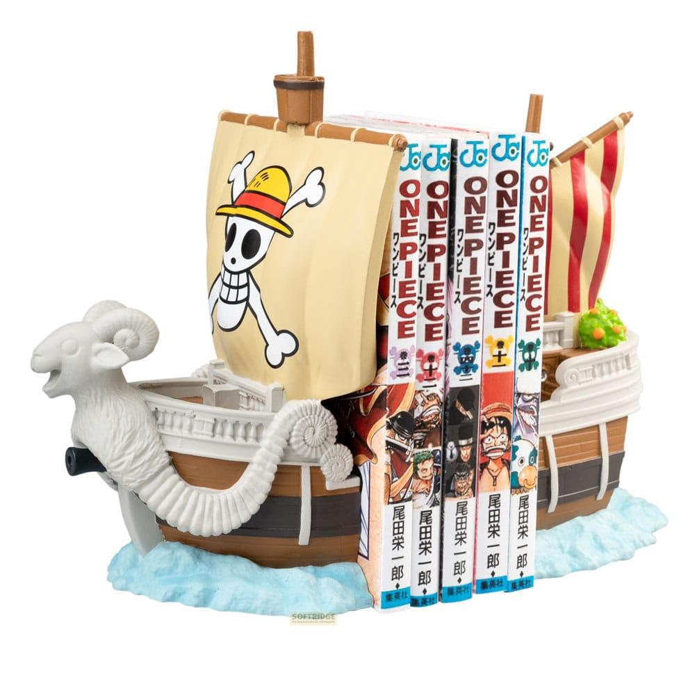 Un sujetalibros de barco modelo que muestra la serie de manga "One Piece".