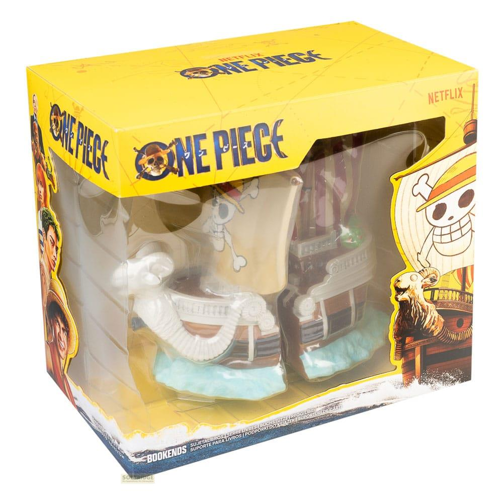 Set de sujetalibros One Piece con barcos y personajes en embalaje amarillo.