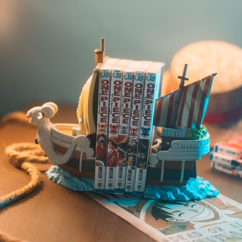 Una maqueta de barco con volúmenes de manga de One Piece como velas.