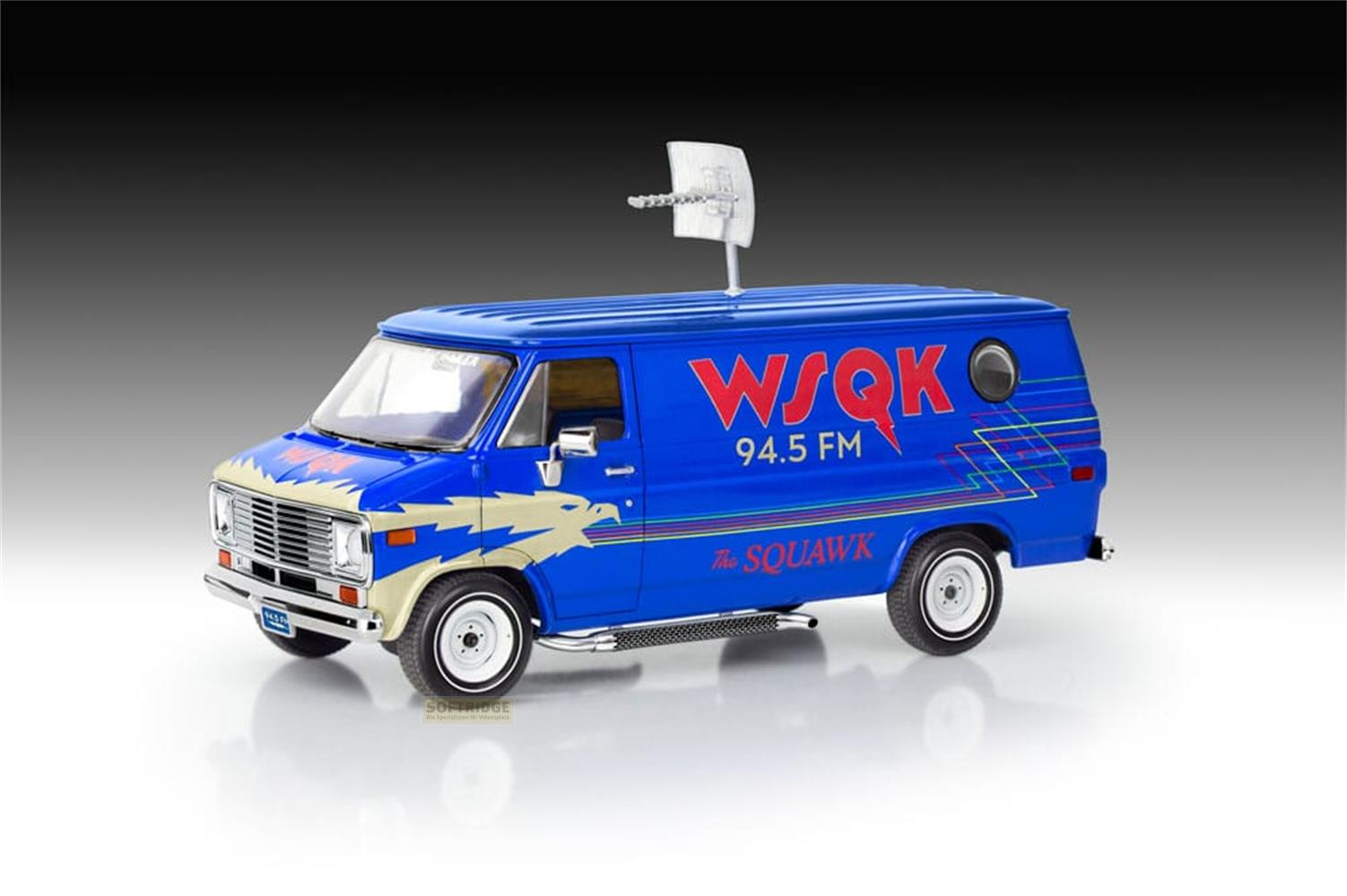 Fourgonnette bleue avec "WSQK 94.5 FM" et "The Squawk". Avec antenne.