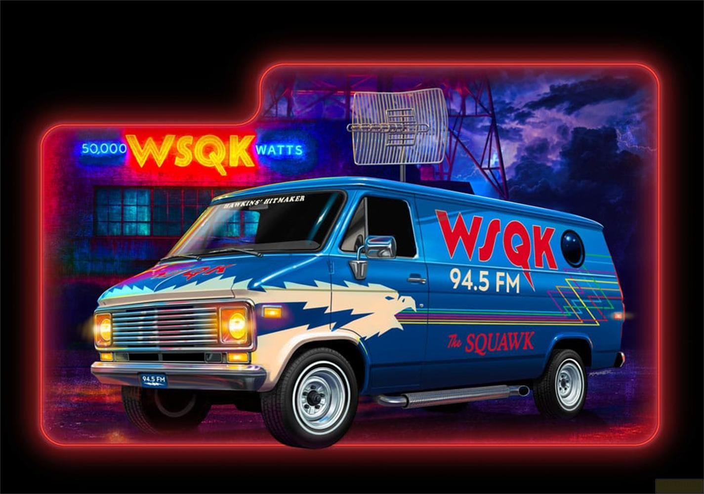 Une camionnette bleue "WSQK 94.5 FM" entourée de néons lumineux.